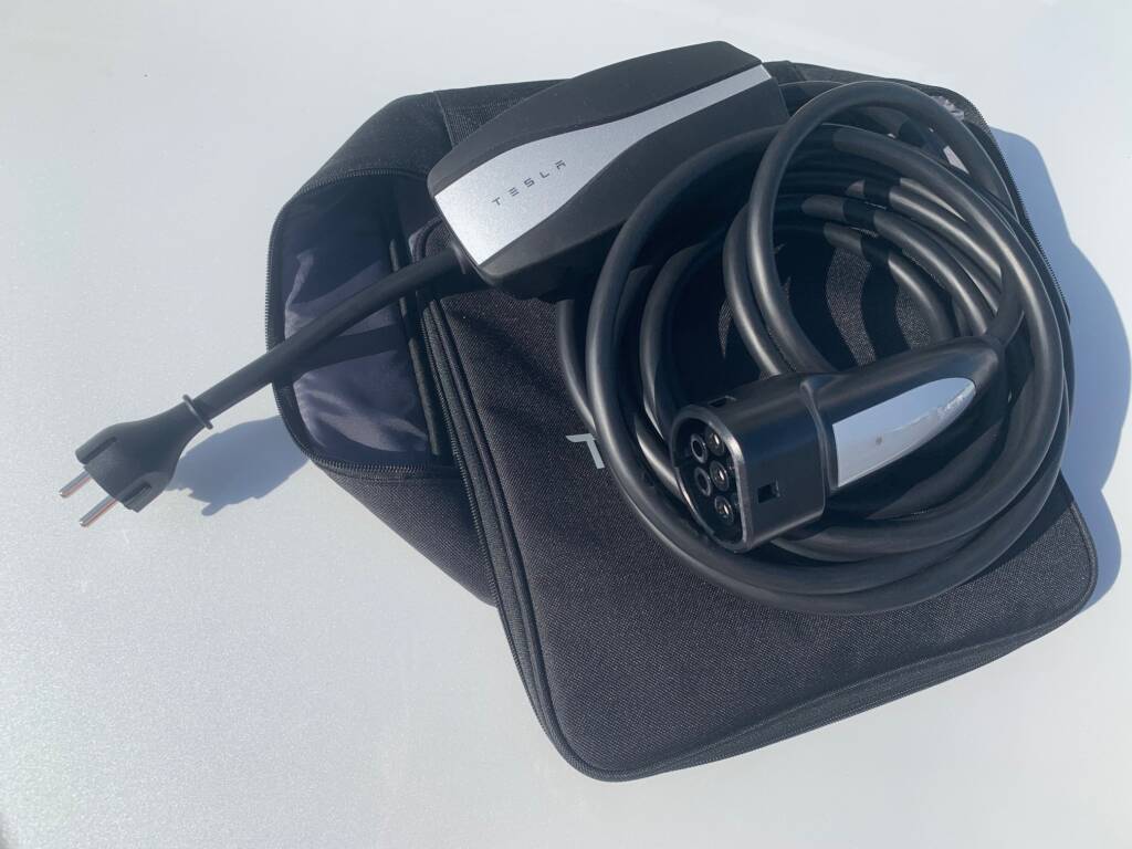 Tesla Ladegerät mit Schuko-Stecker