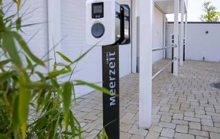 Das Foto zeigt drei Flexmount Stelen mit dem Namenszug des Hotels. An ihnen sind jeweils zwei Alfen Wallboxen installiert.