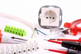 Ein Close Up Bild von Elektrischen Werkzeugen und Materialien mit denen man eine Steckdose erneuern kann
