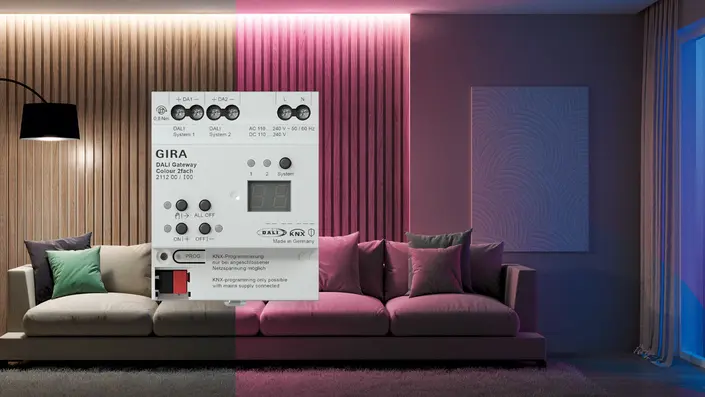 Gira DALI Gateway Colour in einem beleuchteten Wohnzimmer