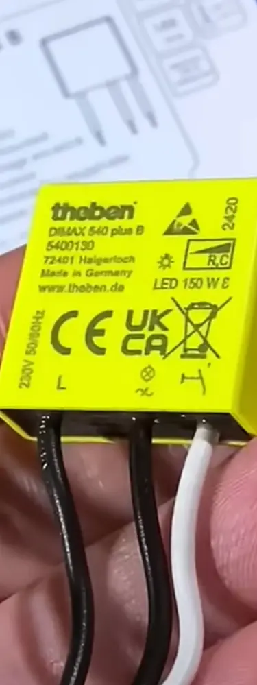 Das Bild zeigt einen Theben-Mini-Dimmer in einer Hand