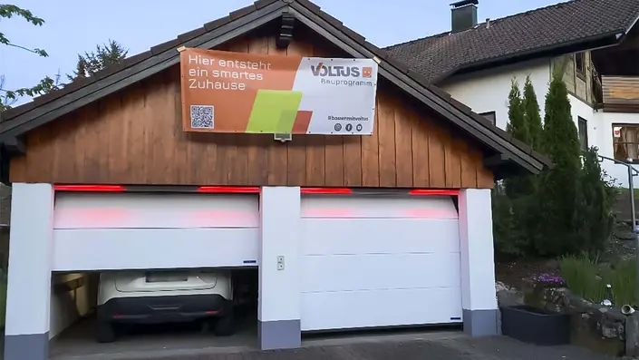 Garage mit dem Voltus-Bauprogramm Banner
