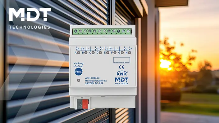 MDT Jalousieaktor vor geschossenen Jalousie. Im Hintergrund ist der Sonnenuntergang zu sehen
