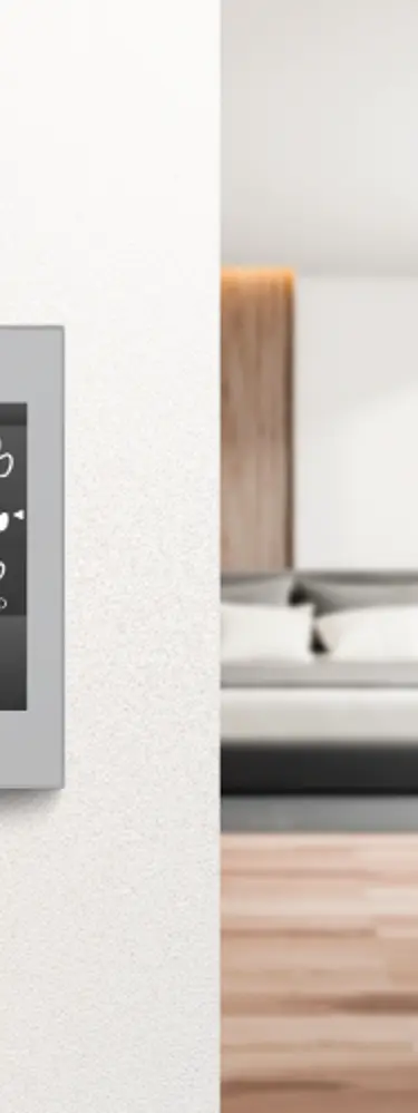 Zennio Z35 v3 an einer Wohnzimmerwand verbaut.