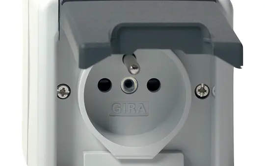 GIRA 448530 internationale Steckdose wg AP IP44 FR/BE, Berührungsschutz, Klappdeckel, ohne Krallen | grau