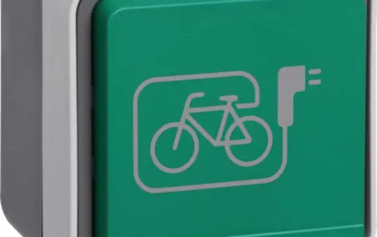 HAGER WNC195 SCHUKO-Aufputzsteckdose IP55 W.1 1-fach, grüner Klappdeckel, E-Bike | grau