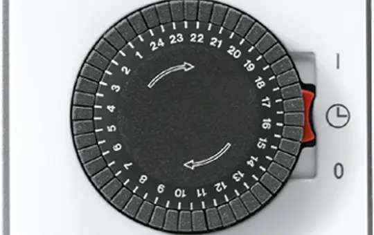 JUNG CD5024 Schaltuhr mit Synchronmotorantrieb weiß