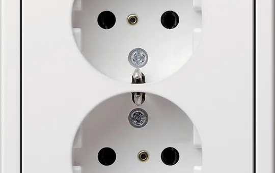 GIRA 0780112 SCHUKO-Steckdose komplett System Fläche Standard | reinweiß glänzend