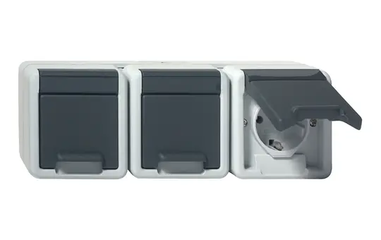 GIRA 478930 SCHUKO-Steckdose WG AP 3-fach, waagerecht, Klappdeckel, o. Krallen | grau