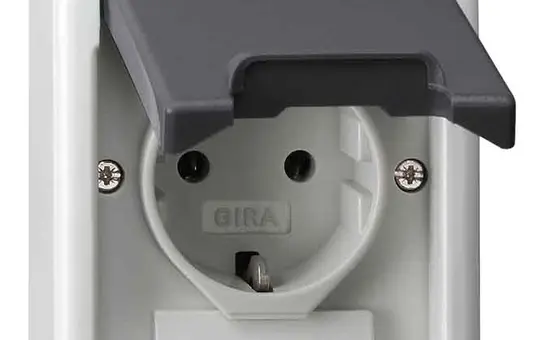 GIRA 4450 35 beschr. SCHUKO-Steckdose Oberteil WG AP Klappdeckel | grau