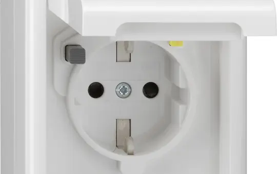 GIRA 267730 FI-Schutzsteckdose WG AP 30 mA, mit Klappdeckel und Shutter | reinweiß