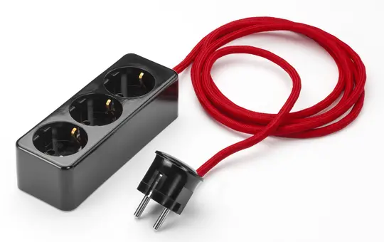 THPG 100457 Steckdosenleiste Duroplast 3-fach, Winkelstecker | schwarz/rot | 2,5 m