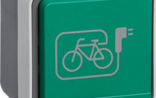 BERKER 47403533 SCHUKO-Aufputzsteckdose W.1 1-fach, grüner Klappdeckel, E-Bike | grau/lichtgrau matt