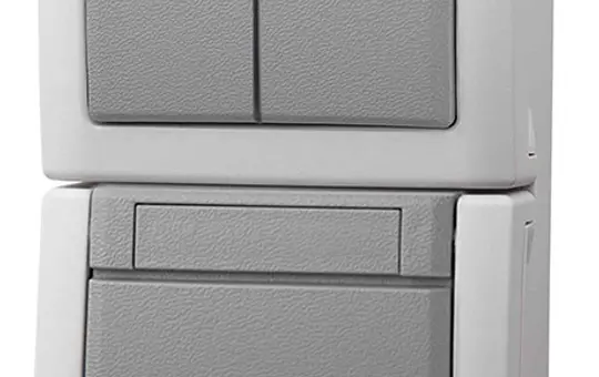 PANASONIC 90591082-DE Kombination Steckdose/Schalter Pacific Serie, senkrecht, IP54 | grau