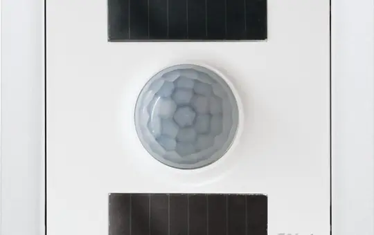 ELTAKO 30055525 Funk-Bewegungs-Helligkeitssensor mit Solarzellen und Batterie, E55 | polarweiß glänzend